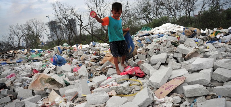 Ahmad (6), mencari sampah plastik diantara tumpukan sampah dan limbah bekas pembangunan proyek di kawasan Muara Angke, Jakarta Utara, Selasa (31/1). (Republika/Edwin Dwi Putranto)