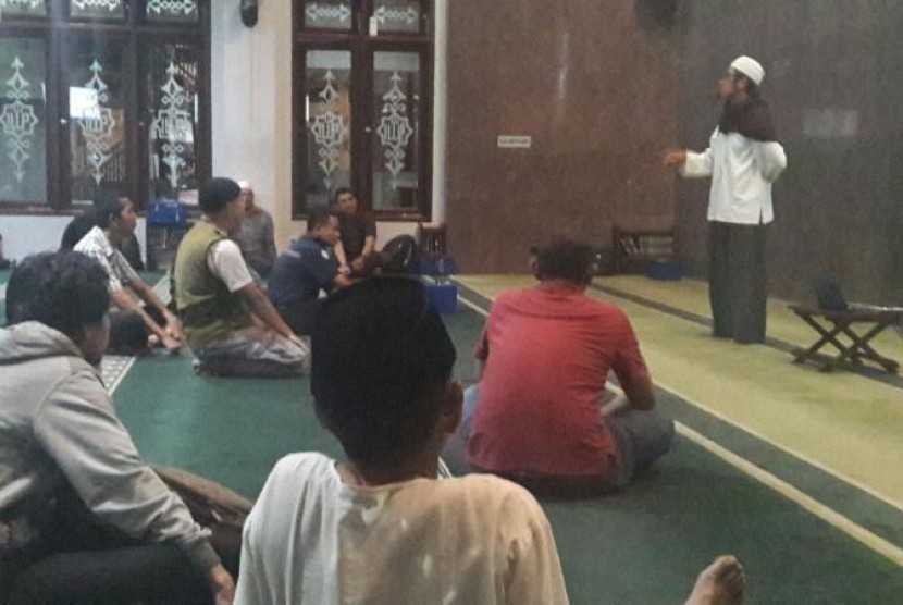Ahmad Alam mengisi kajian tentang pareting cara Islam di Masjid Alumni IPB Bogor setiap Ahad, ba'da Maghrib.