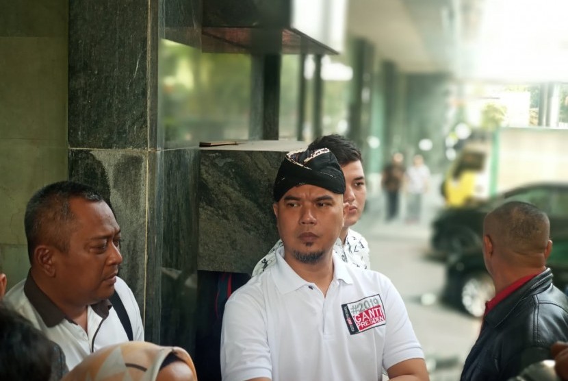 Ahmad Dhani melaporkan EF ke Bareskrim Polri, Jakarta, Jumat (19/10), atas dugaan intimidasi. 