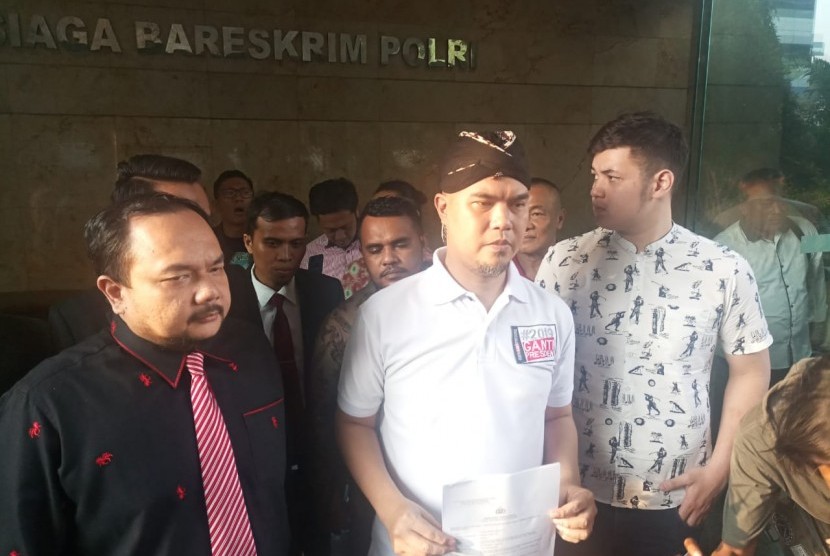 Ahmad Dhani melaporkan EF ke Bareskrim Polri, Jakarta, Jumat (19/10) atas dugaan intimidasi.