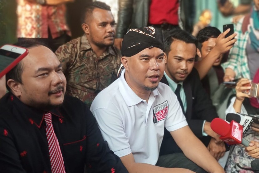 Ahmad Dhani melaporkan EF ke Bareskrim Polri, Jakarta, Jumat (19/10) atas dugaan intimidasi.