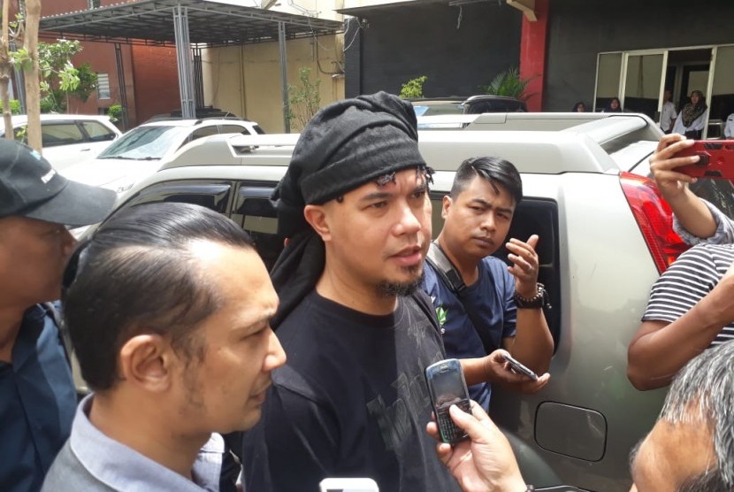Ahmad Dhani Prasetyo arrives at East Java Police headquarters, Surabaya, Thursday (Jan 17). 