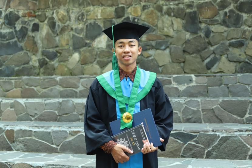 Ahmad Faisal, wisudawan Program Studi Pendidikan Agama Islam, Fakultas Tarbiyah, Universitas Islam Bandung (Unisba) di gelombang II tahun akademik 2022-2023, Ahad (28/8). 