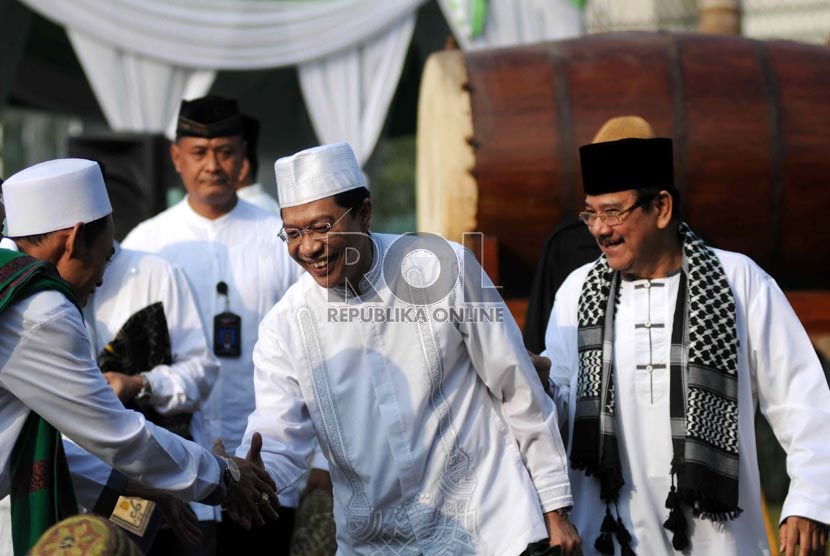   Ahmad Fathanah (kiri) bersama Zulkarnaen Djabar (tengah) usai mengikuti Shalat Ied di LP Cipinang, Jakarta, Kamis (8/8).(Republika/Wihdan Hidayat)