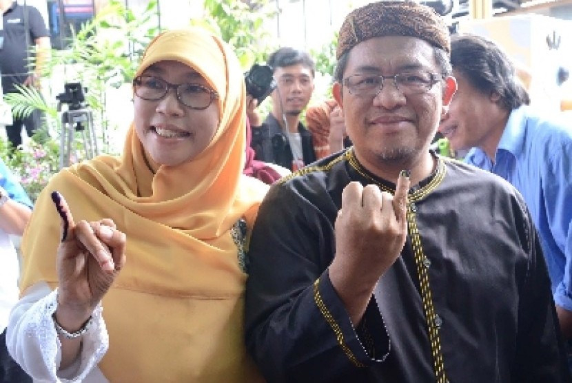 Ahmad Heryawan berserta istri. 