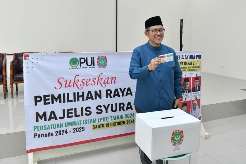 Ahmad Heryawan  ikut memilih dalam Pemira PUI 