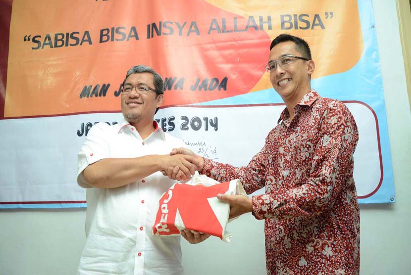   Ahmad Heryawan (kiri) saat melakukan kunjungan ke kantor Republika Jabar di Bandung, Selasa (25/3).