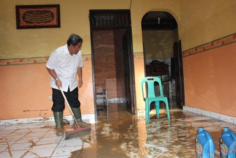 Ahmad Heryawan sedang membersihkan lumpur