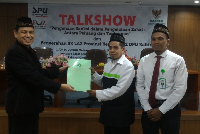  Ahmad Juraidi Kasubdit Pemberdayaan Lembaga Zakat menyerahkan SK LAZ skala propinsi kepada Sumadi Ketua Pengurus DPU Kaltim di dampingi Rahmat Direktur DPU Kaltim.
