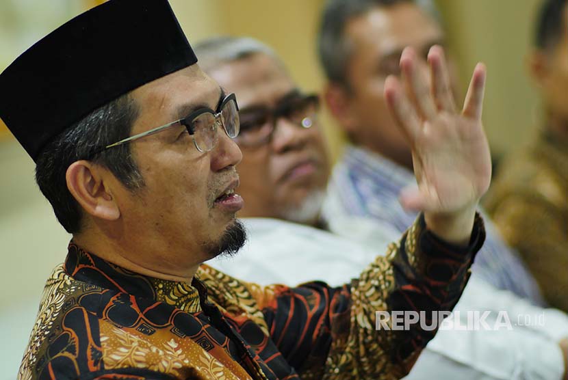 Almuzzamil Yusuf berbicara kepada awak Republika dalam kunjungan Panitia Peringata Milad ke-19 PKS di Jakarta, Senin (17/4) 