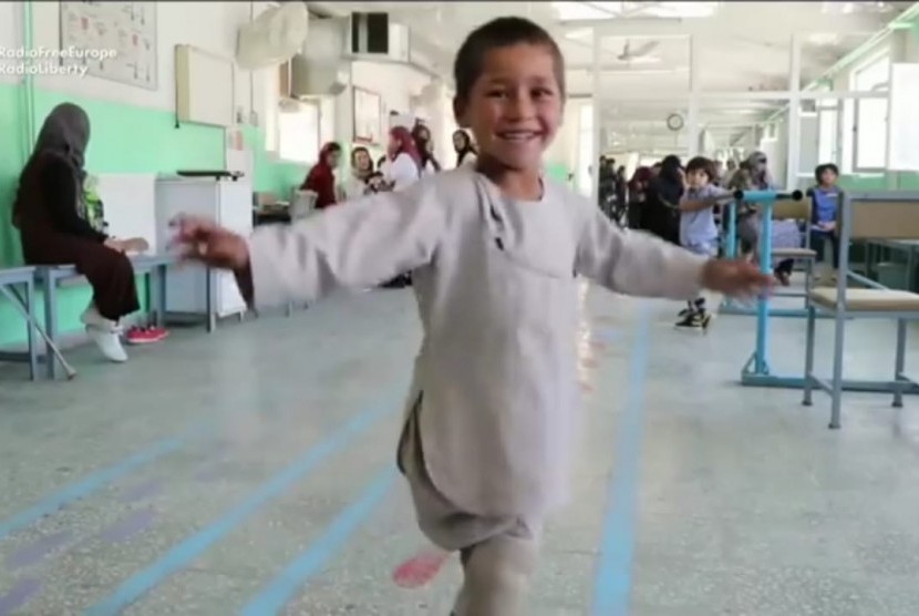 Ahmad Rahman, bocah Afghanistan menari gembira karena mendapat kaki palsu baru.