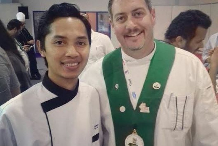 Ahmad Robie (kiri), alumni Akademi Pariwisata (AKPAR) BSI Yogyakarta berhasil meraih gelar Best Decoration.    