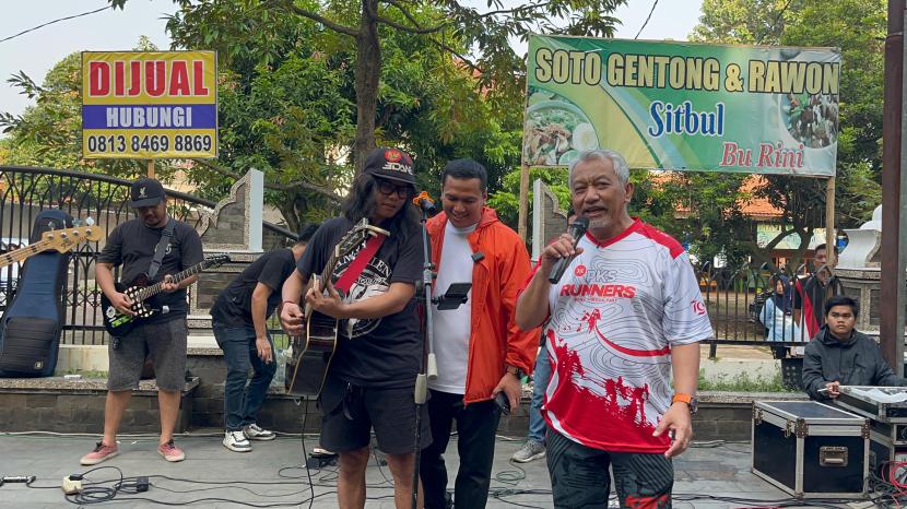 Ahmad Syaikhu melakukan aktivitas jalan santai dan sapa warga pada hari keempat kampanye di Situ Buleud, Kecamatan Purwakarta, Kabupaten Purwakarta, Sabtu (28/9/2024).