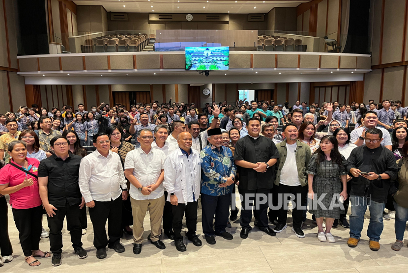 Ahmad Syaikhu saat menghadiri Seminar Cagub-Cawagub Bicara Pendidikan yang digelar Keuskupan Bandung di Aula St Yohanes Paulus II Bumi Silih Asih Keuskupan Bandung, Jalan Mochamad Ramdhan, Kota Bandung, Jumat (8/11/2024).