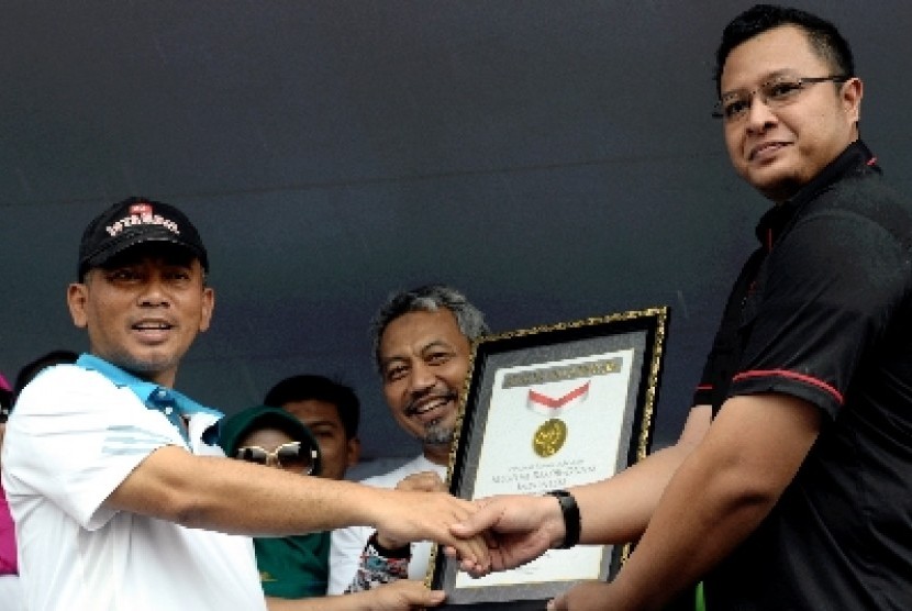 Ahmad Syaikhu (tengah) ditunjuk jadi ketua DPW PKS Jawa Barat.