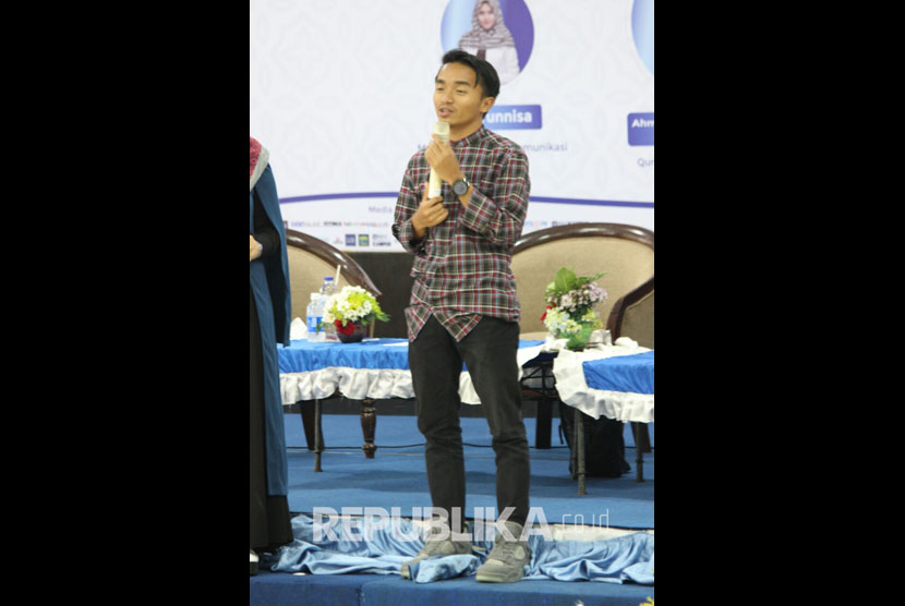 Ahmad Taqiyuddin Malik saat menjadi pembicara di seminar bertema Ketika Pemuda Mencintai Alquran di Universitas Brawijaya, Malang.