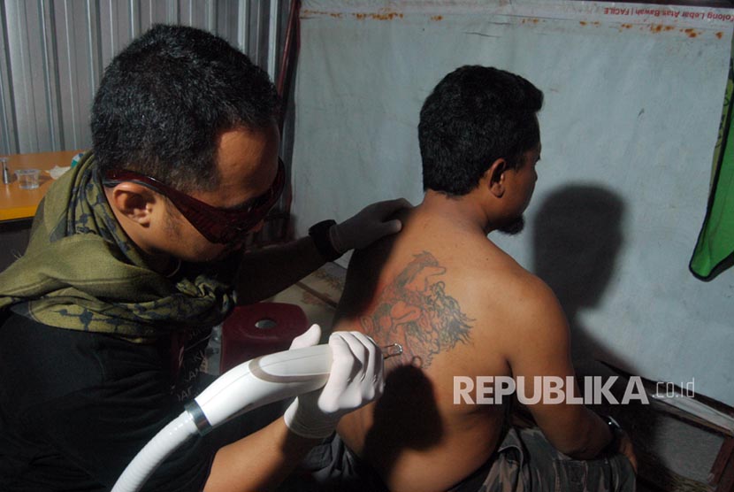 Ahmad Zaki relawan dari Gerak Bareng Community menghapus tato masyarakat yang ingin berhijrah di Teras Dakwah, Kampung Nitikan, Umbulharjo, Yogyakarta, Selasa (22/8). 