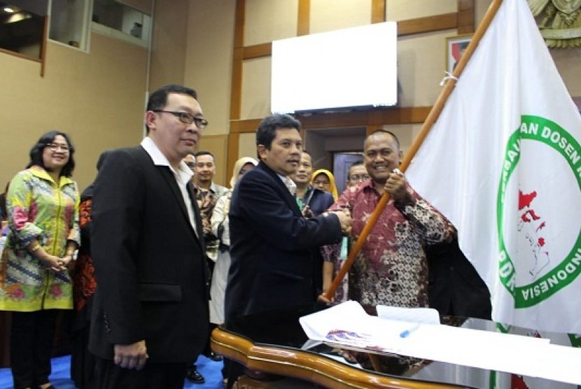 Ahmad Zakiyudin (batik pegang bendera) dilantik menjadi ketua DPP PDRI periode 2018-2023