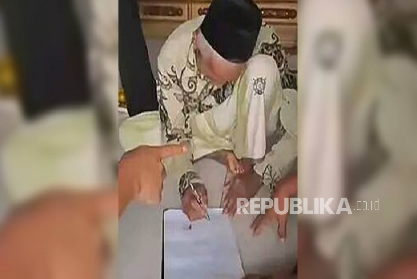Ahmad Zuhdi, guru Madrasah Diniyah Roudhotul Mutaalimin di Kabupaten Demak yang sempat dituntut membayar denda Rp 25 juta setelah menampar seorang murid.