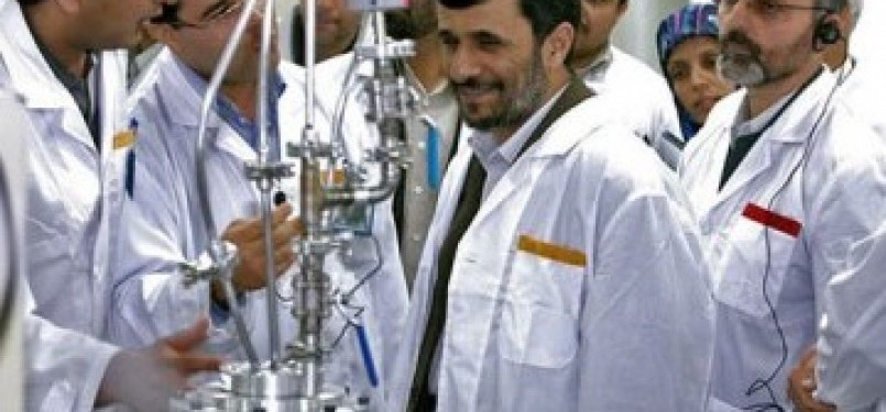 Ahmadinejad dengan para ahhli nuklirnya