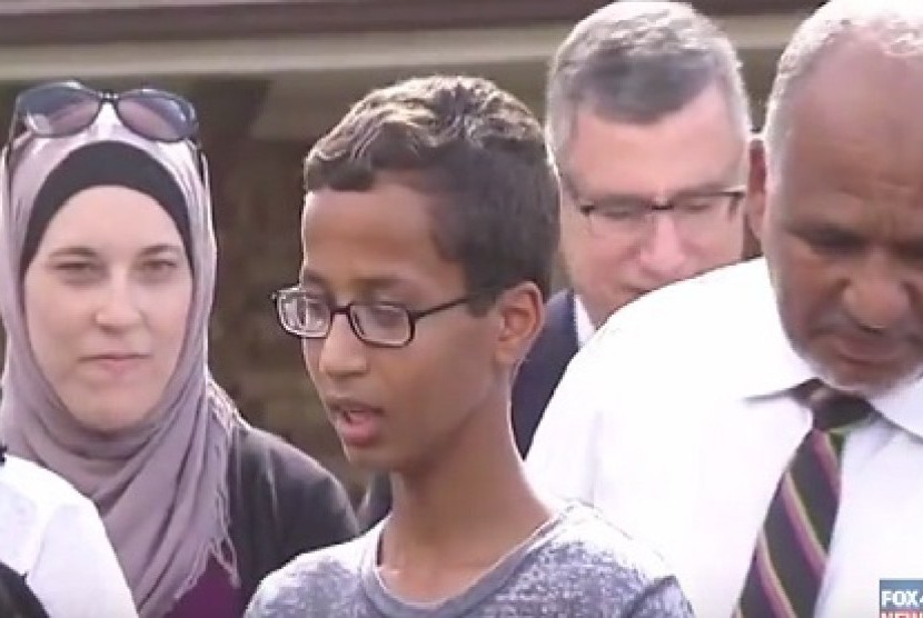 Ahmed memberikan keterangan pers di depan rumahnya di Texas, Rabu (16/9).