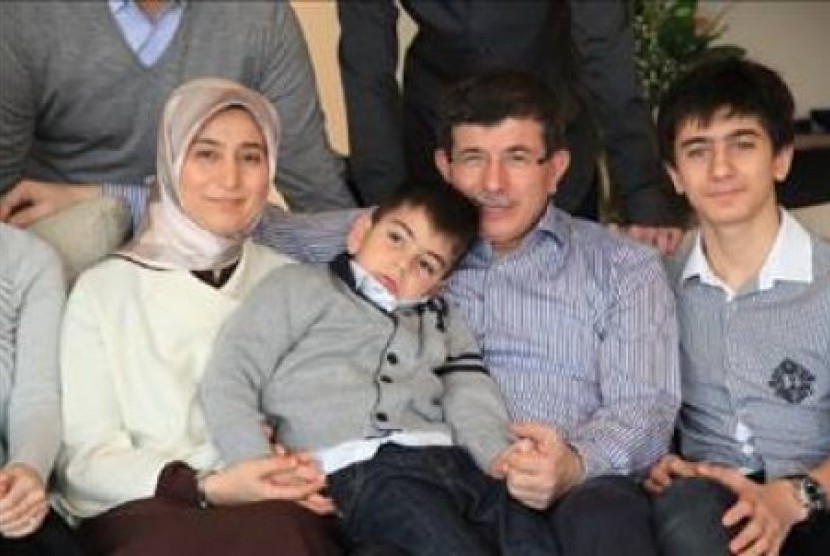 Ahmet Davutoglu bersama keluarganya.