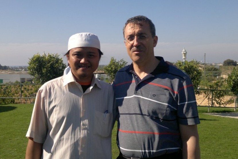 Ahmet Dogan (kanan) berpose dengan relawan MER-C di Gaza, Abul Ghazi (kiri).