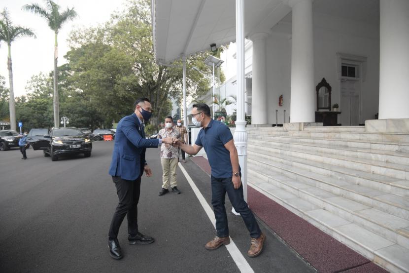 AHY bertemu dengan Gubernur Jabar Ridwan Kamil di Nara Park, Kota Bandung, pada Jumat (4/6). 