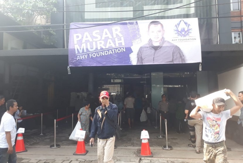 AHY Foundation menggelar pasar murah di depan kantornya, Rabu (13/6). 