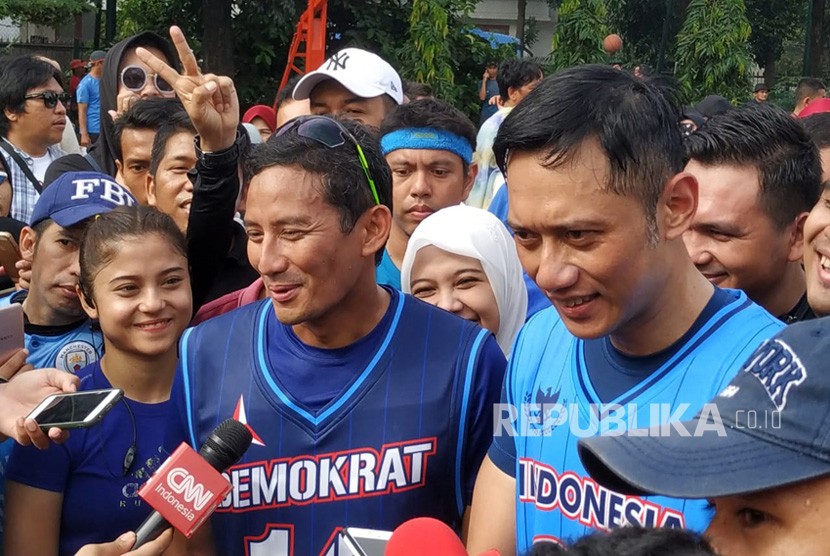 AHY-Sandi. Calon wakil presiden (cawapres) nomor urut 02 Sandiaga Salahuddin Uno dan Komandan Kogasma Agus Harimurti Yudhoyono (AHY) bermain basket bersama di lapangan basket  Bulungan, Jakarta Selatan, Ahad (17/3). 