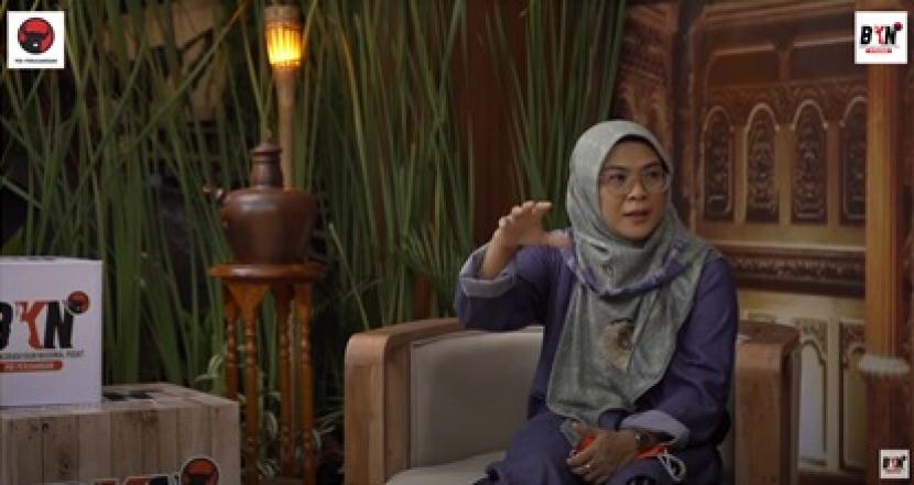 Ai Fatimah Nur Fuad, MA., Ph.D yang merupakan Dosen di Universitas Muhammadiyah Prof. Uhamka Jakarta, dalam diskusi yang bertajuk “Inspirasi Walisongo; Merawat Kebhinekaan” yang ditayangkan melalui kanal YouTube BKNP PDI-P pada Sabtu (08/5).