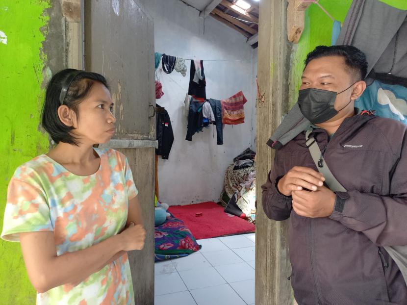 Ai Imas Masitoh (38 tahun) berbincang dengan wartawan di rumahnya, Kecamatan Cipedes, Kota Tasikmalaya, Selasa (1/11/2022). Anak ketiga Ai dilaporkan meninggal dunia akibat gangguan ginjal akut.