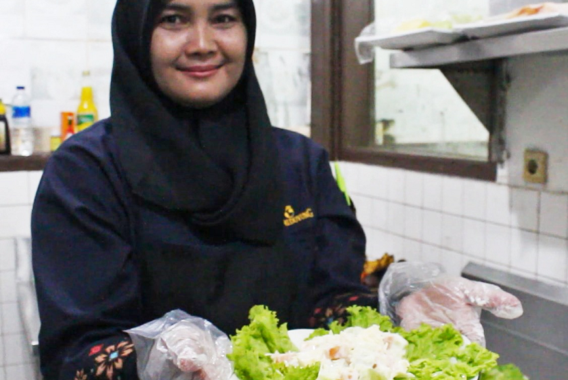Ai Syarifah karyawan dengan difabel tuli yang bekerja sebahai asisten koki di Putri Duyung Ancol.