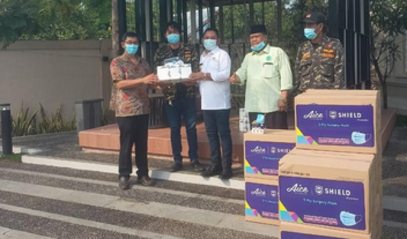 Aice Group memberikan sumbangan masker kepada Bupati Bekasi, Eka Supria Atmaja
