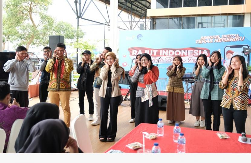 Aida Fitri mengajak para pemuda untuk menirukan koreo Darari Challange saat menjadi narasumber dalam acara Bengkel Digital Teras Negeriku - Workshop Pembuatan Video Tiktok dan IG Reels: Rajut Indonesia dari Aceh hingga Papua di Batam (28/7/2022). 