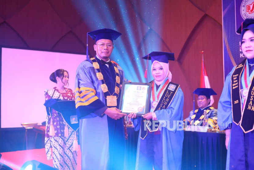 Raih Predikat Wisudawan Terbaik, Ailani Buktikan Mimpi Anak Petani Bisa Jadi Nyata