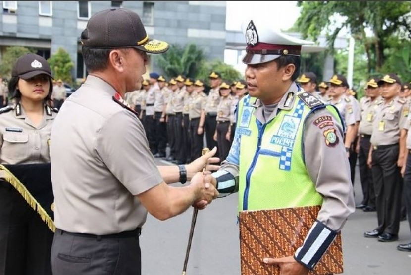 Aiptu Sutisna saat menerima penghargaan dari Kapolda Metro Jaya, (14/12).