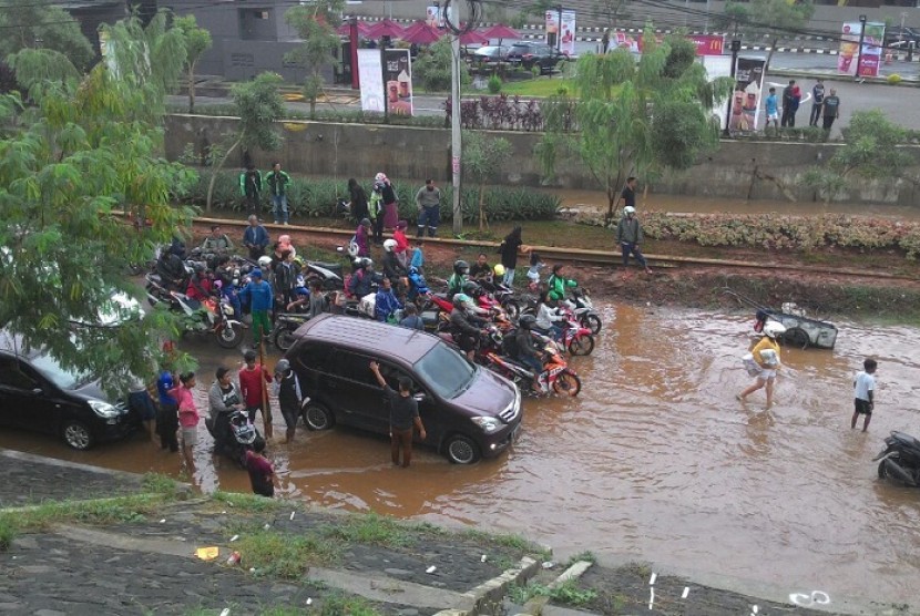 Air banjir mengenangi ruas kolong Tol JORR Jalan Raya Kalimalang sejak Ahad (19/2) siang hingga Senin (20/2) pagi.