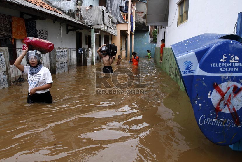 Air banjir yang menggenangi rumah warga di kawasan Kampung Pulo, Bukit Duri, Jakart, Senin (19/11).  (Adhi Wicaksono)