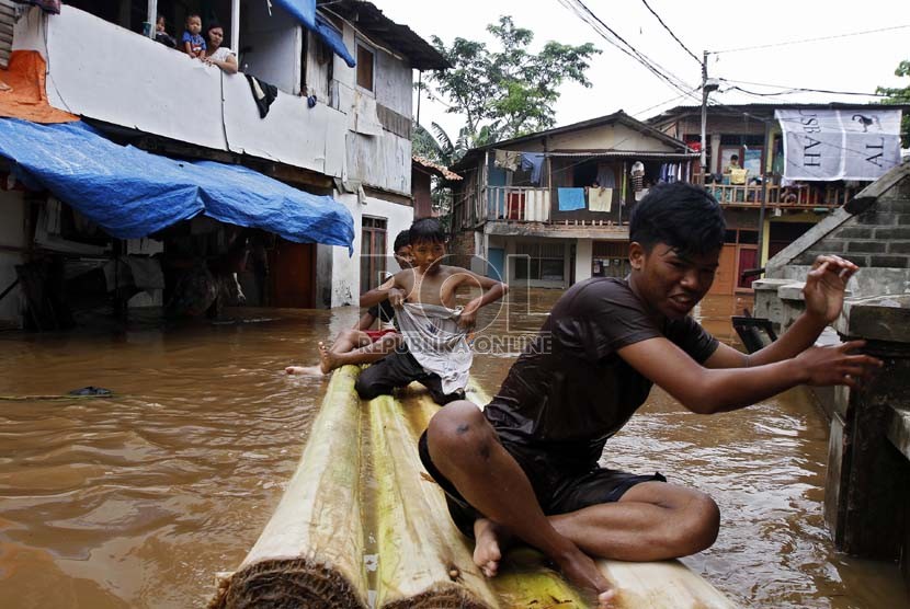 Air banjir yang menggenangi rumah warga di kawasan Kampung Pulo, Bukit Duri, Jakart, Senin (19/11).  (Adhi Wicaksono)