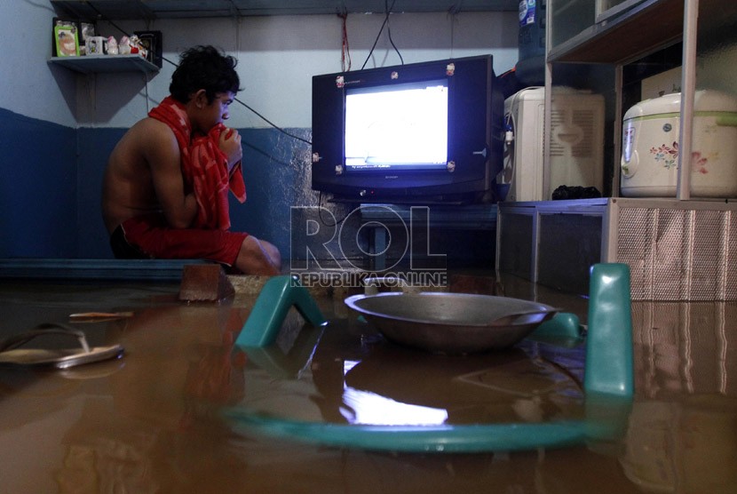 Air banjir yang menggenangi rumah warga di kawasan Kampung Pulo, Bukit Duri, Jakart, Senin (19/11).  (Adhi Wicaksono)