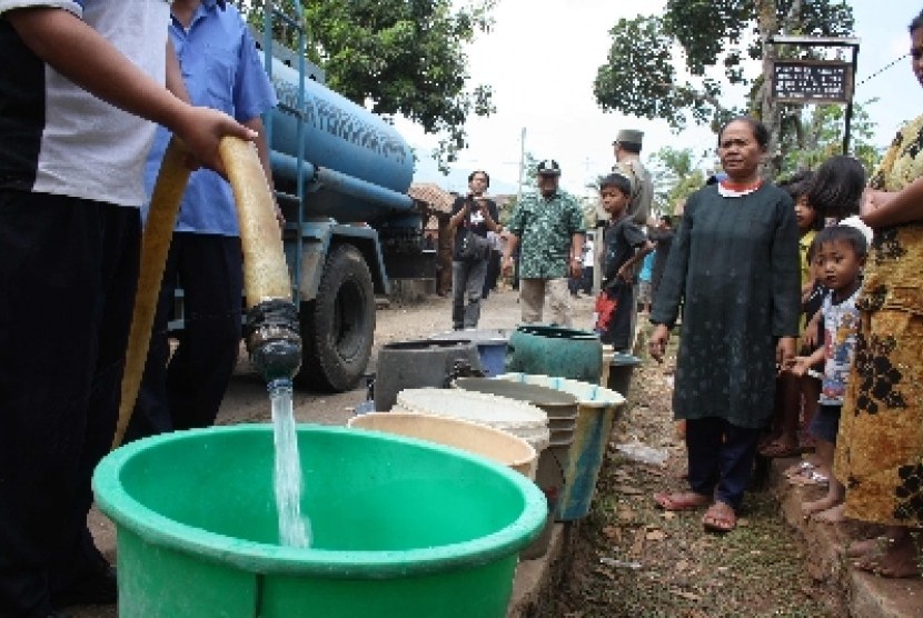 Palang Merah Indonesia (PMI) mendistribusikan 2,5 juta liter air bersih untuk kebutuhan warga korban gempa Cianjur yang tinggal di posko pengungsian. (ILUSTRASI)