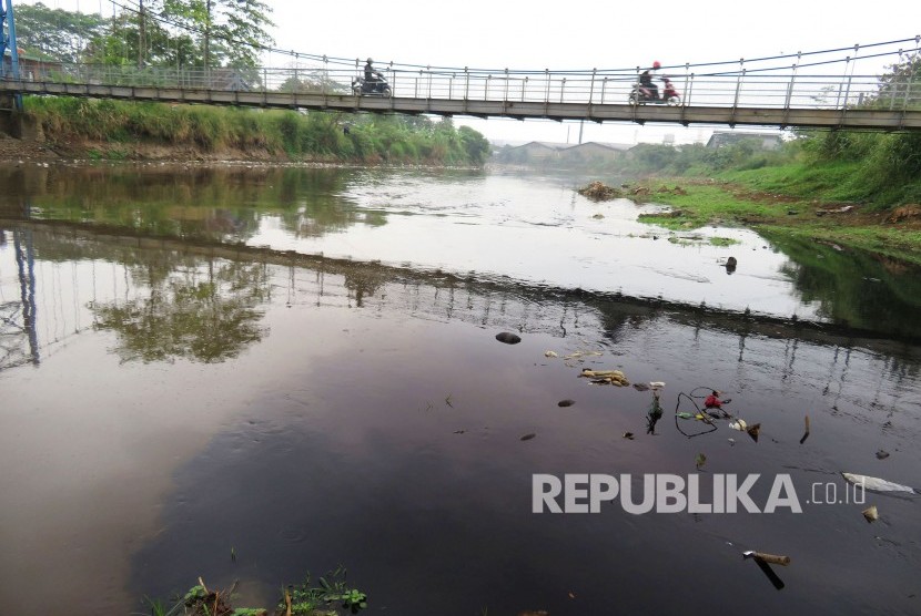 Air berwarna karena limbah menjadi pemandangan biasa di aliran Sungai Citarum, daerah Parunghalang, Kabupaten Bandung, Senin (5/2).