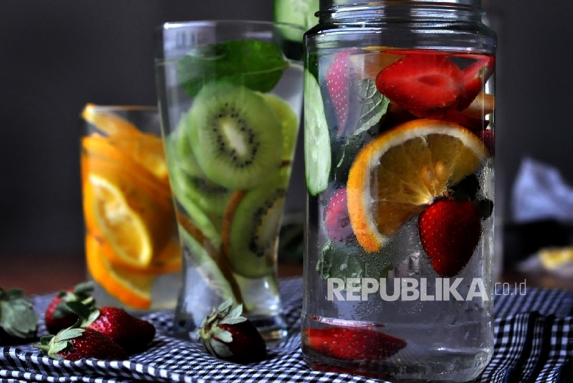 Air dengan rendaman buah atau sayur alias infuse water.