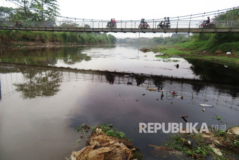 Air dengan warna berbeda karena limbah di aliran Sungai Citarum, daerah Parunghalang, Kabupaten Bandung (ilustrasi)