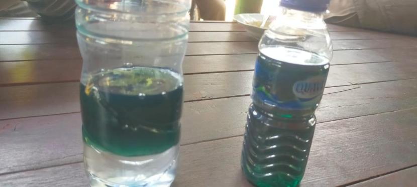 Air di rumah warga yang dimasukkan ke dalam botol yang tercemar BBM di Kampung Nagrog, Desa Pengasinan, Kecamatan Gunung Sindur, Kabupaten Bogor.