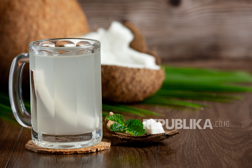 Air kelapa (ilustrasi). Konsumsi air kelapa satu hingga dua cangkir per hari dapat membantu mencegah kekambuhan batu ginjal.