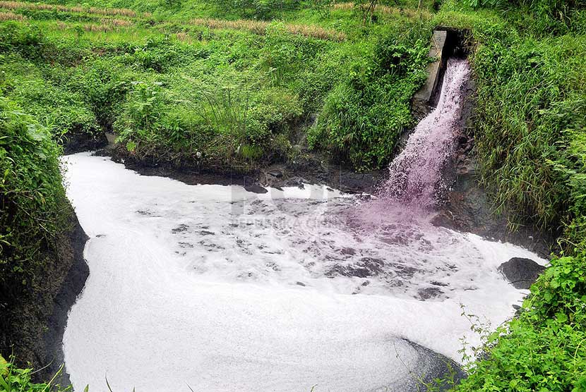 Air limbah pabrik keluar melalui anak sungai Cihaur, Cipeundeuy, Padalarang, Kabupaten Bandung Barat, Selasa(25/2). 
