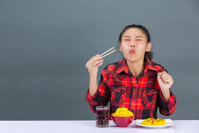 Menyantap makanan (ilustrasi). Makanan tertentu dapat menyebabkan suasana hati yang buruk karena memperlambat pensinyalan otak.