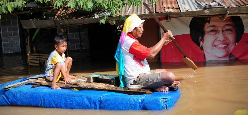 Air membanjiri permukiman padat penduduk di kawasan Bantaran Kali Ciliwung, Cawang, Jakarta Timur, Jum'at (18/11). (Republika/Aditya Pradana Putra)